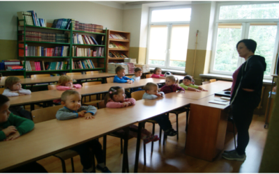 Przedszkolaki – czytelnicy szkolnej biblioteki.